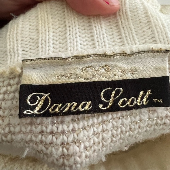 Vintage White and Gold Christmas Sweater with Bows - Picture 4 of 4